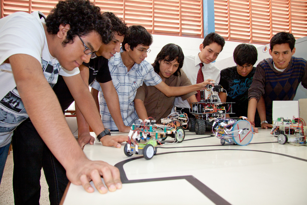 Estudiantes de ingeniería en minas en laboratorios de la UNSJ.