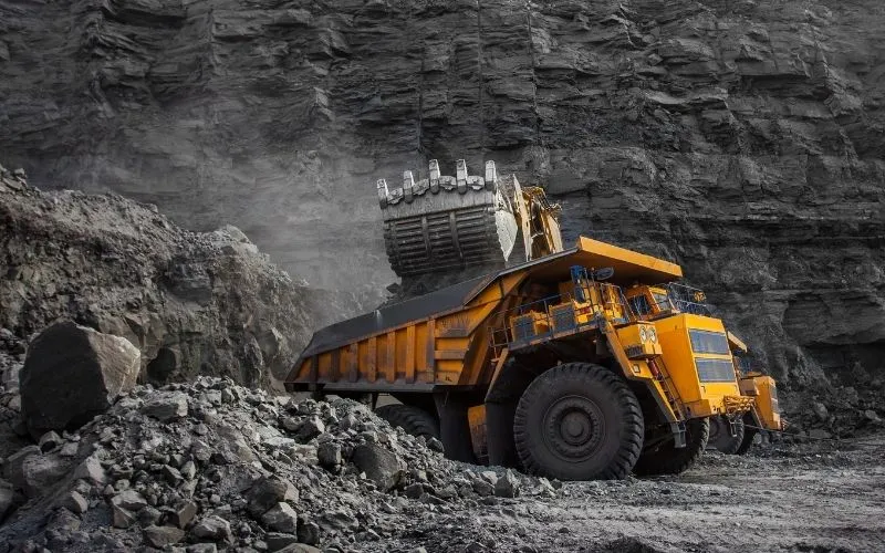 Camión minero en plena faena en una mina en Colombia.