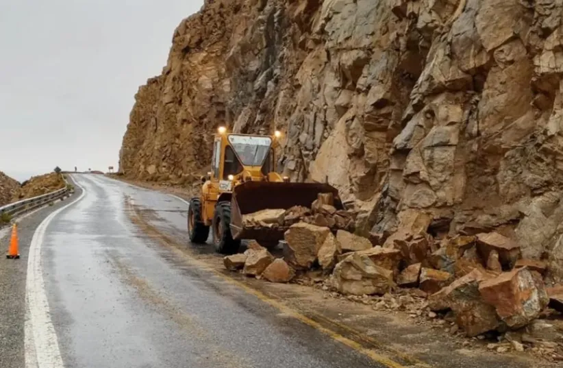 Camión minero transitando la Ruta Nacional 52 en Jujuy.