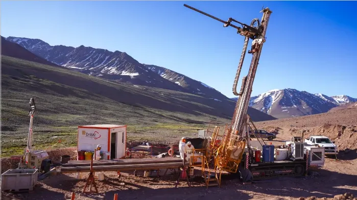 Maquinaria de perforación de cobre en alta montaña San Juan Los Azules.