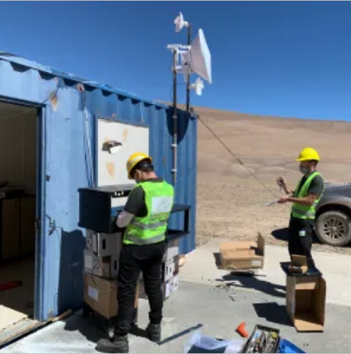 Técnicos de Punto I instalando conectividad inalámbrica en mina San Juan.