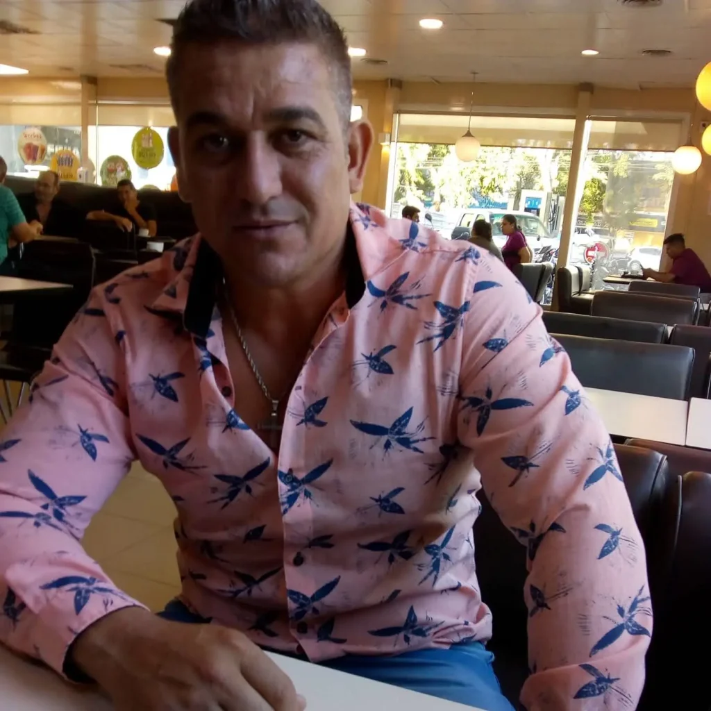 Cristian Riofrío, productor de minería artesanal Valle Fértil, en su zona de trabajo.