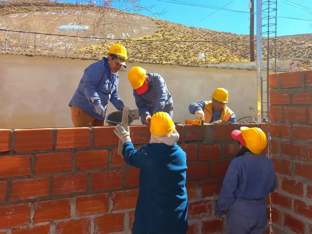 Detalle de trabajos de construcción en seco realizados por la cooperativa de mujeres.