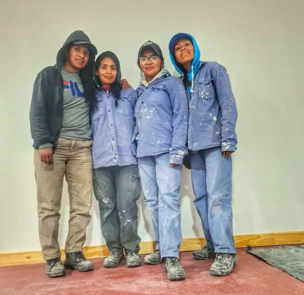 Mujeres de la Cooperativa Mukayli trabajando en obras de construcción en San Antonio de los Cobres.