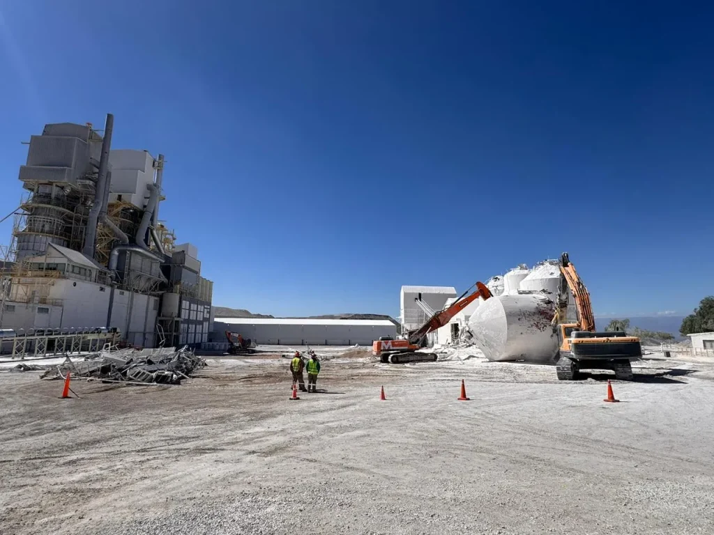 Desmantelamiento de hornos viejos en Calidra San Juan.