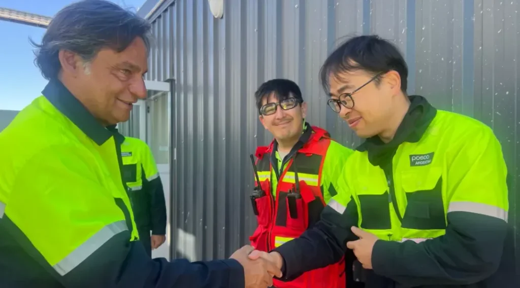 El ministro de Minería de Salta, Ignacio Lupión, junto al presidente de POSCO Argentina durante la recorrida técnica.