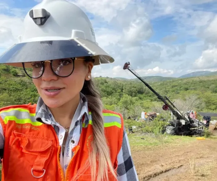 María Luisa Orozco realizando tareas de control de calidad para la mujer en la minería.