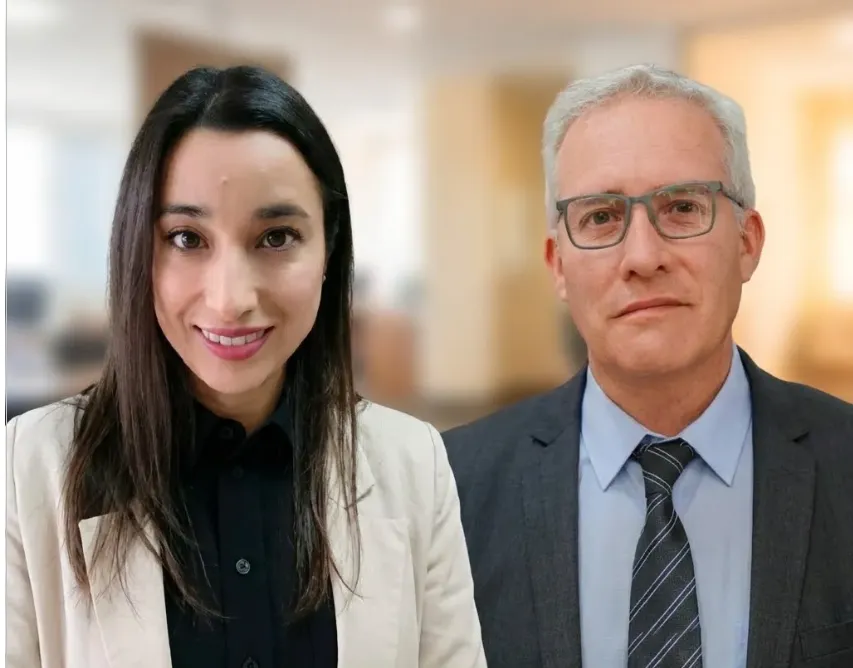 Dra. Belén Hocevar y Lic. Roberto Moreno analizando la eficiencia ambiental minera San Juan.