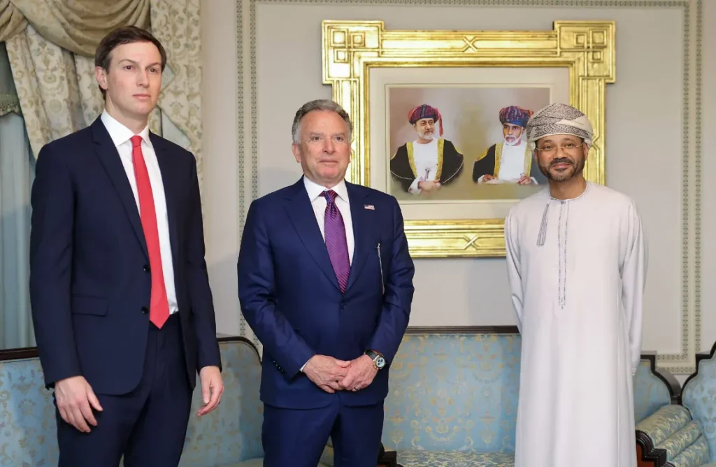 El enviado especial estadounidense Steve Witkoff (centro), Jared Kushner y el ministro de Asuntos Exteriores de Omán, Badr bin Hamad al-Busaidi, durante una reunión en Mascate. (Imagen: Ministerio de Asuntos Exteriores de Omán - AFP)