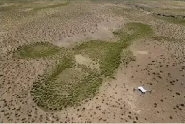 imagen Acero y Roca Dron sobrevolando campo para exploración geobotánica y detección de anomalías vegetales. Imagen ilustrativa de Acero y Roca.
