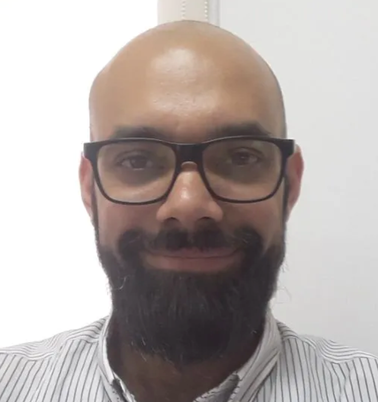 Retrato de Leonardo Pflüger especialista en gestión ambiental y minería.