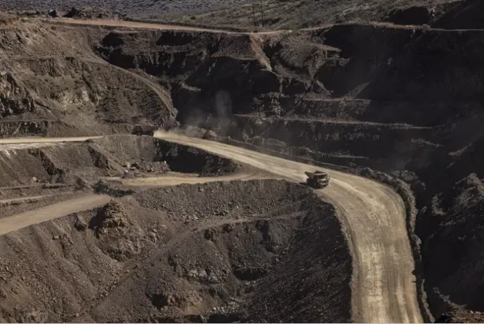 Imagen de ACERO Y ROCA Operación minera en alta montaña. Imagen de Acero y Roca