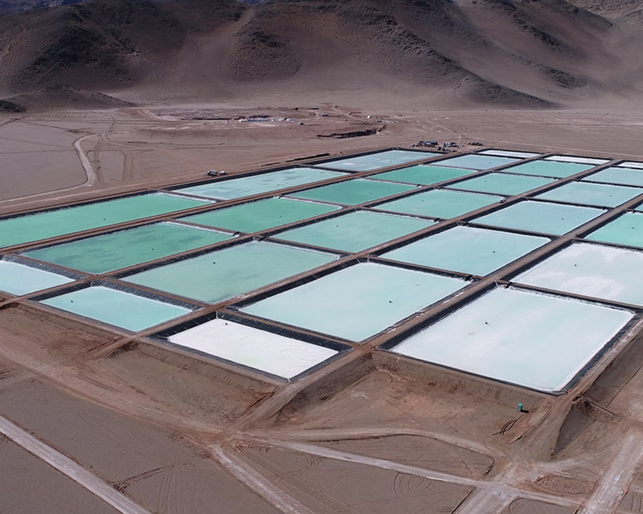 Planta de producción de carbonato de litio en salar argentino.