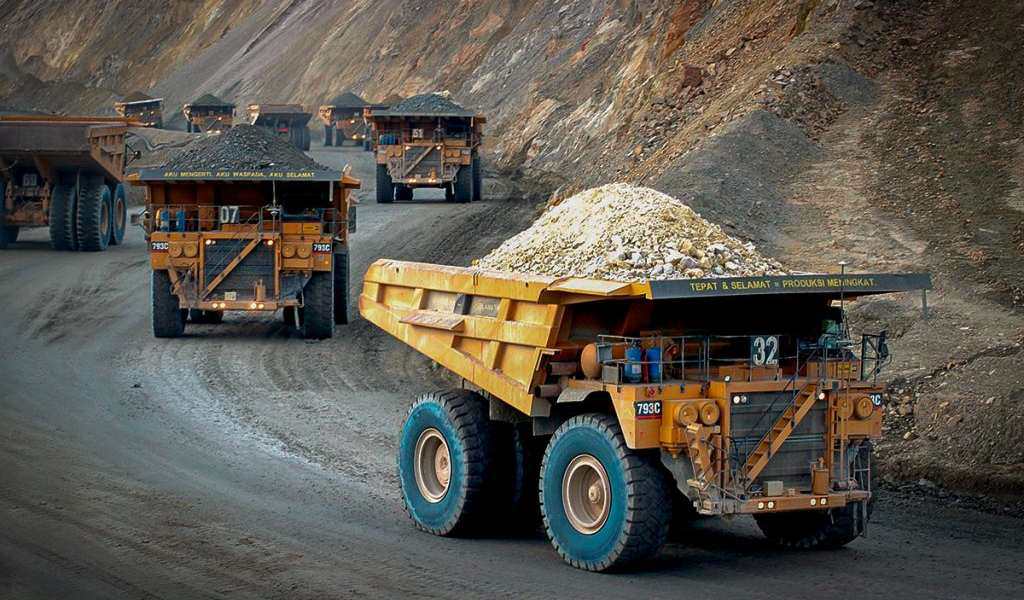 a mina de cobre Lumwana en Zambia, destacando la infraestructura minera y el movimiento de tierras.