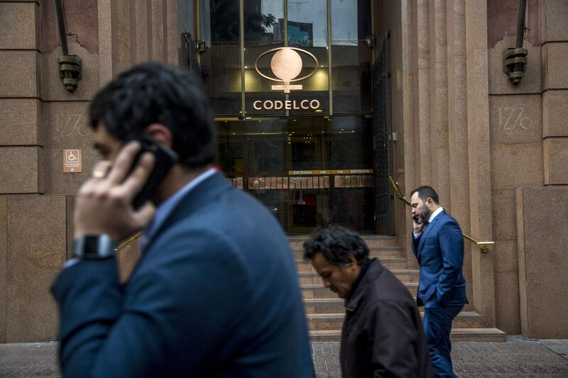 Ejecutivos vestidos de civil retirándose de oficinas corporativas tras conocerse su desvinculación.