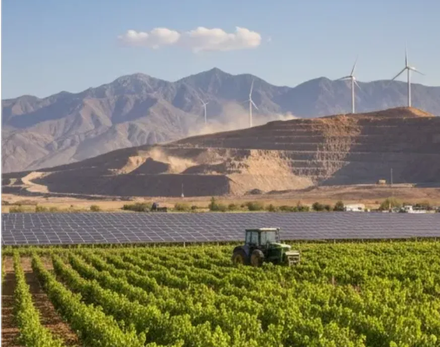 Paisaje productivo de San Juan integrando viñedos y tecnología minera. Imagen ilustrativa de Acero y Roca.