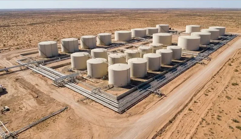 Infraestructura de almacenamiento de crudo reactivado en cuencas tradicionales argentinas. Imagen ilustrativa de Acero y Roca.