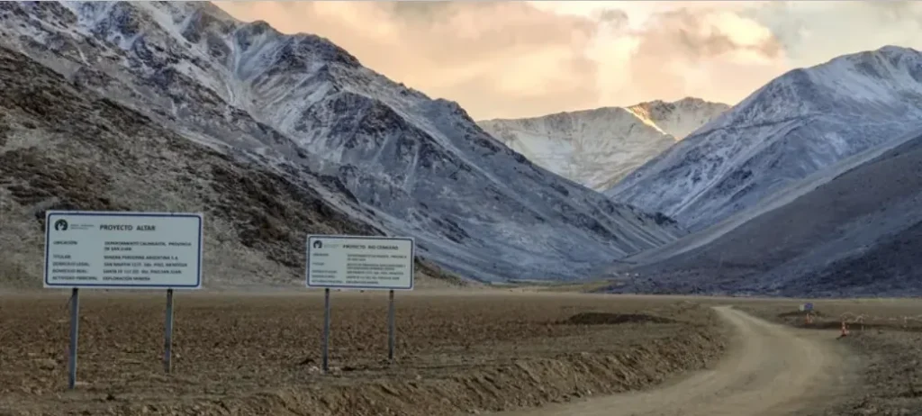 Camino de tierra y huella minera en la Cordillera de los Andes hacia el proyecto Altar.
