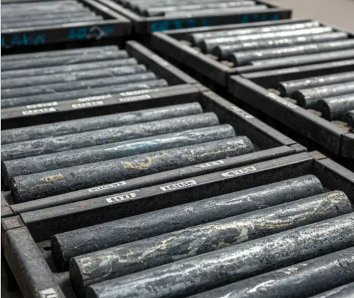 Imagen de Acero y Roca. Testigos de perforación minera con vetas de mineralización siliciclástica. Imagen ilustrativa de Acero y Roca.