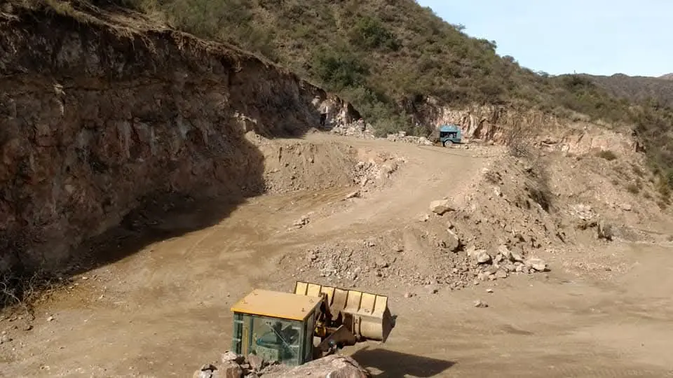 Clasificación manual de cuarzo y feldespato en la minería artesanal Valle Fértil.