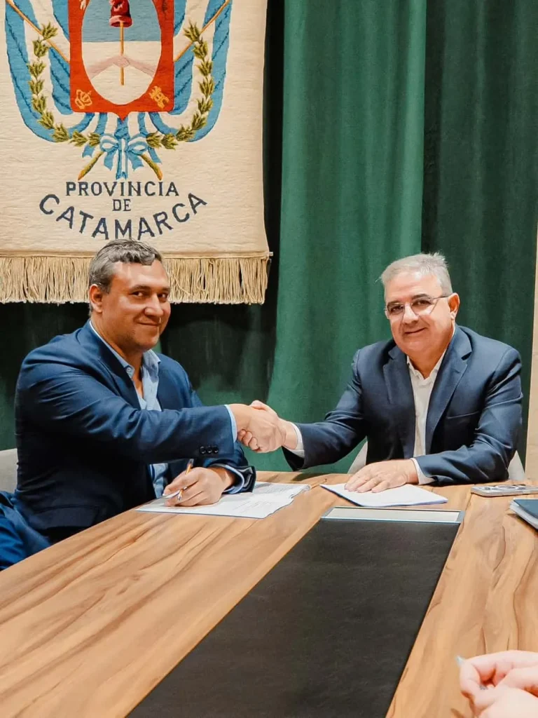 El gobernador Raúl Jalil junto a Juan Pablo Vargas de la Vega de Galan Litio firmando convenio.