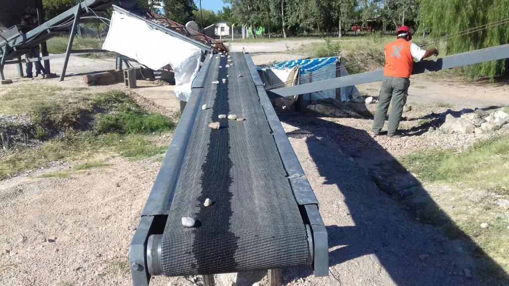 Maquinaria para la recuperación pasivos ambientales minería en Valle Fértil.