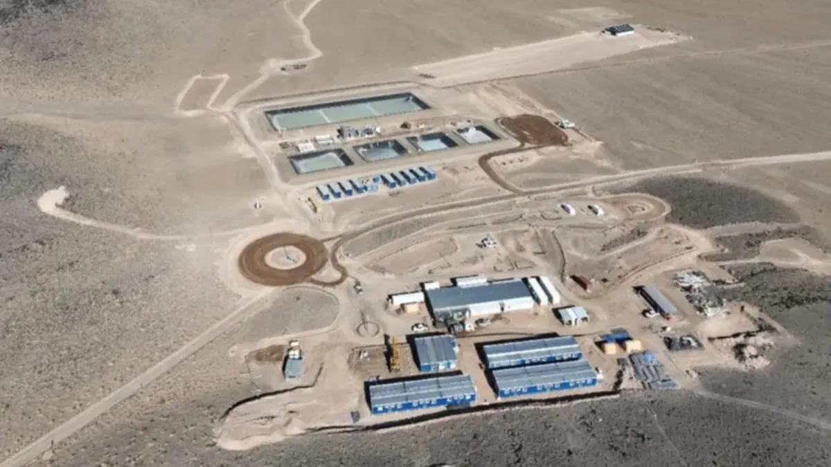 Piletas de evaporación solar de litio en un salar de la provincia de Jujuy.
