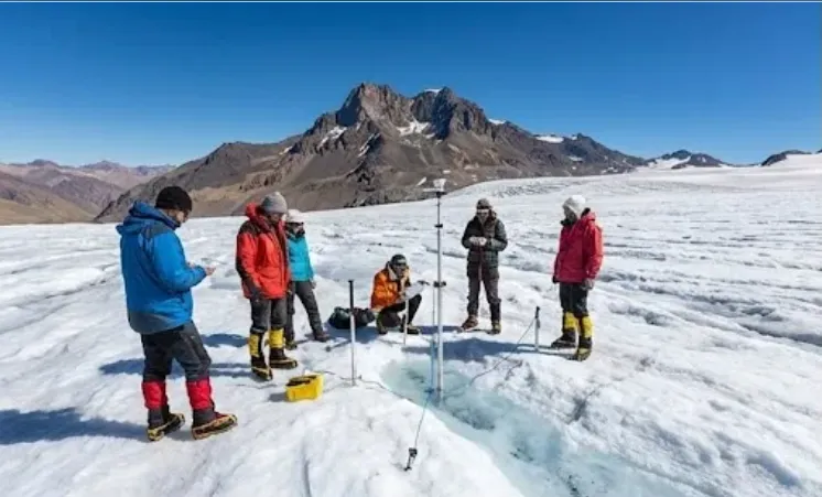 Imagen de ACERO Y ROCA Científicos midiendo balance de masa glaciar andino minería sustentable.