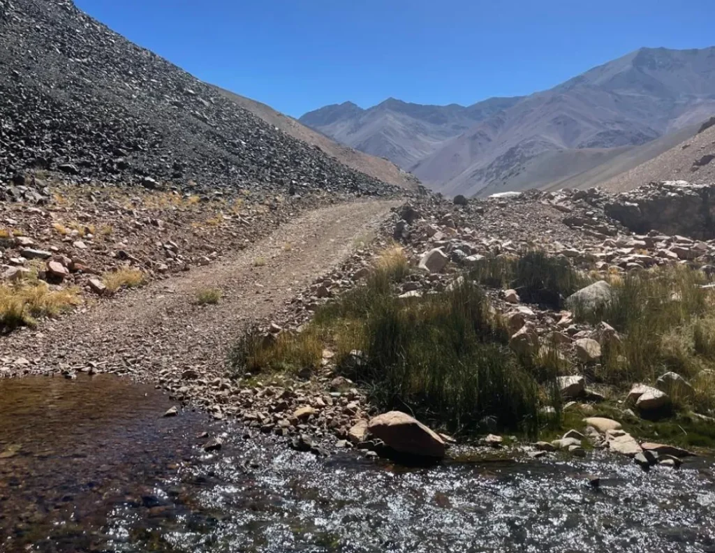 Vista panorámica de alta montaña en San Juan, zona de proyectos mineros y huellas mineras en conflicto.
