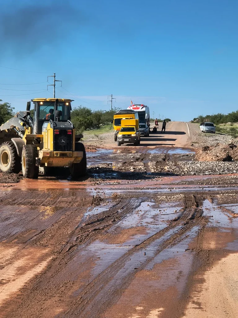 Grietas y baches en la Ruta Nacional 40 norte, camino clave para la logística minera.