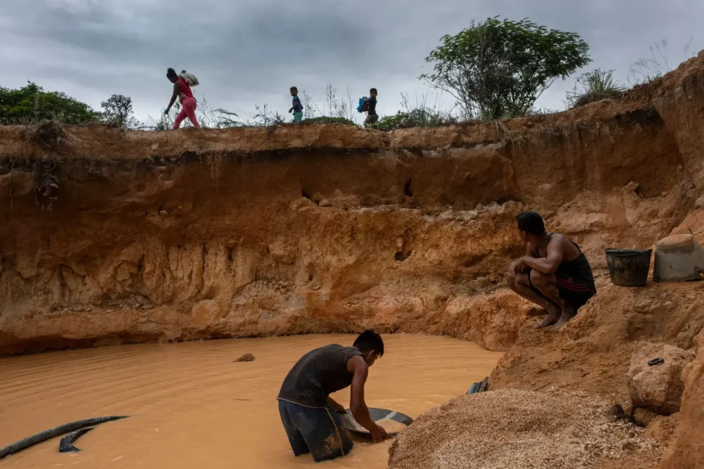 Hombres buscan diamantes y oro en una mina excavada recientemente cerca del Parque Nacional Canaima en Parai-Tepui, Venezuela. Imagen: Michael Robinson Chavez/The Washington Post - Getty Images.
