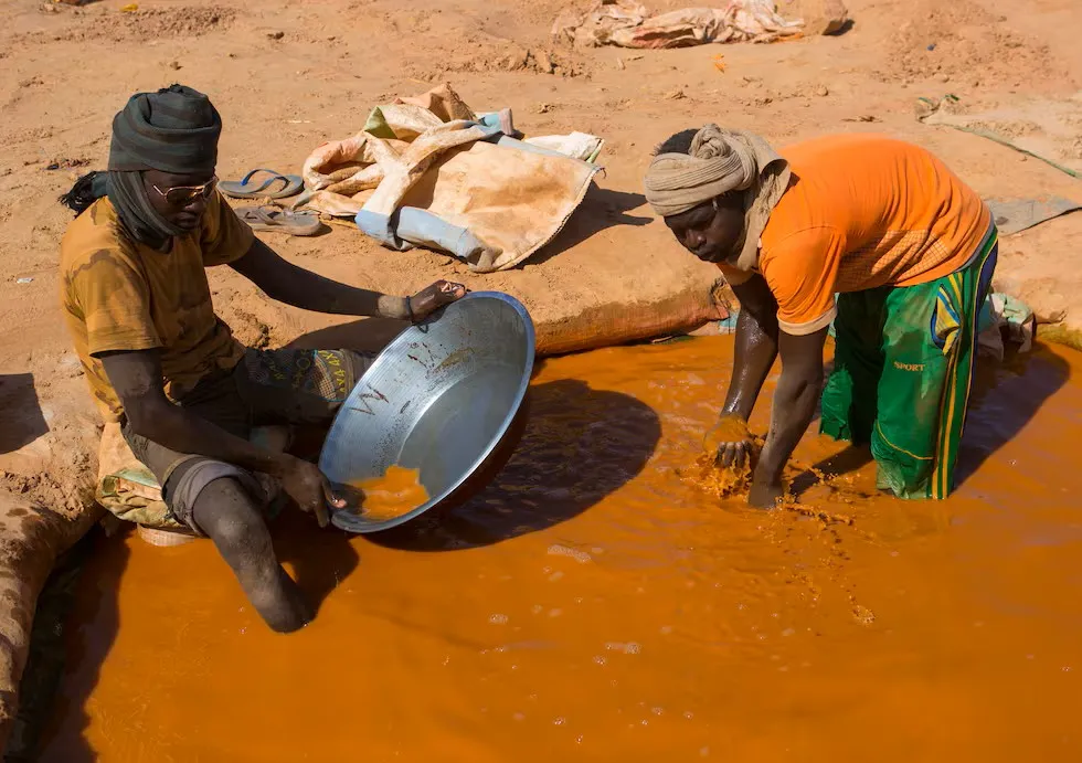 Dos hombres buscan oro en Sudán, cerca de Jartum. Imagen: Eric Lafforgue