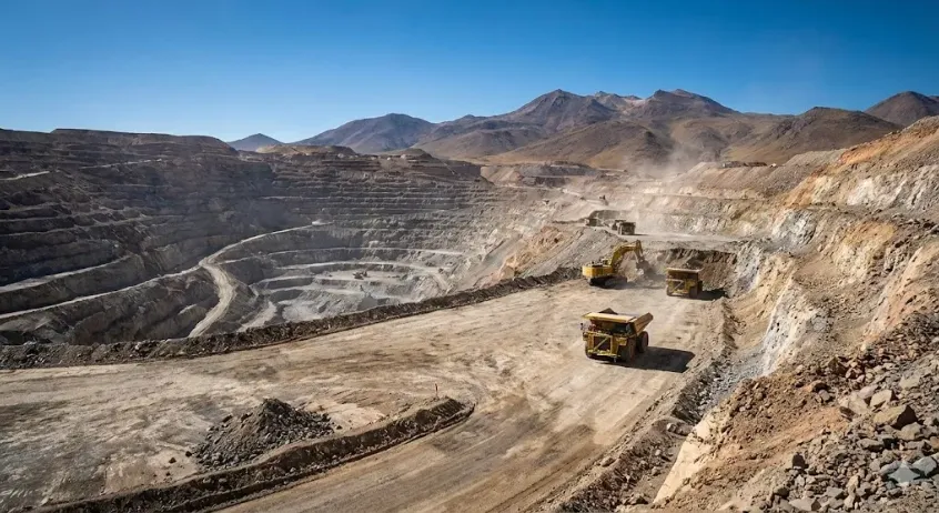Foto Exclusiva Acero y Roca Maquinaria pesada trabajando en un yacimiento de pórfidos de cobre. Imagen ilustrativa de Acero y Roca.