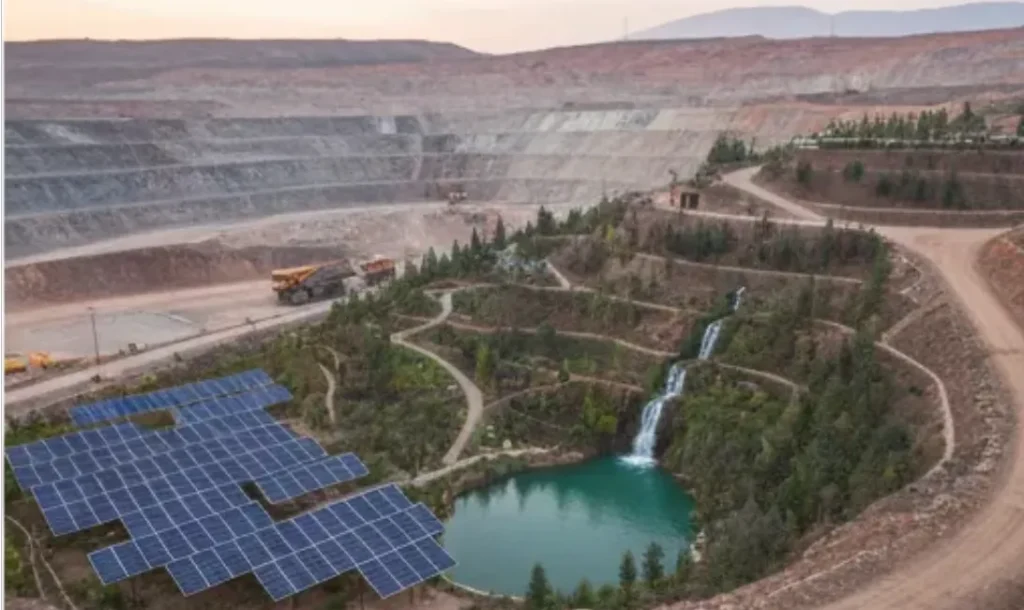 Imagen de ACERO Y ROCA Paneles solares e infraestructura de gestión hídrica en una operación minera de alta eficiencia. Imagen ilustrativa de Acero y Roca.