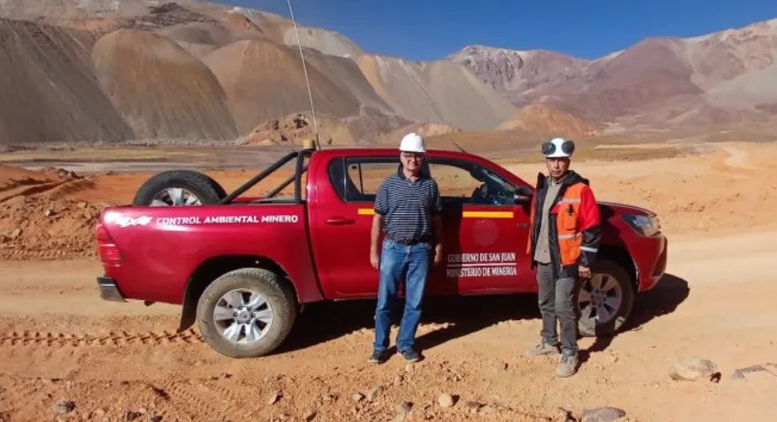 Vehículo oficial de la Policía Minera de San Juan en operativo de control.
