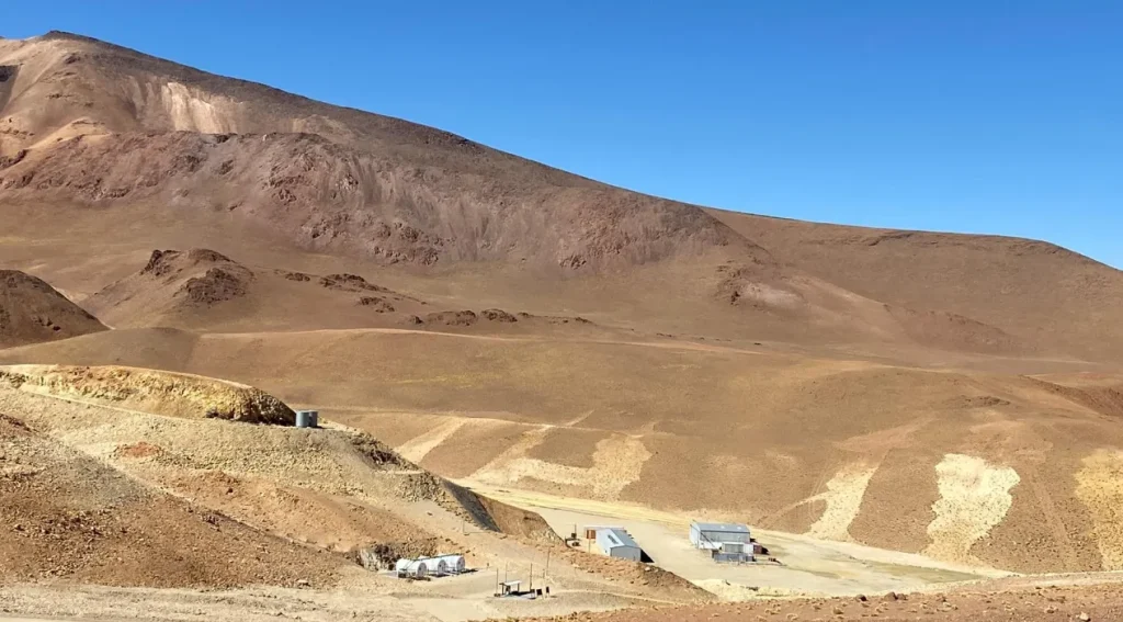 Vista del campamento y las instalaciones de apoyo de Argenta Silver en Salta.