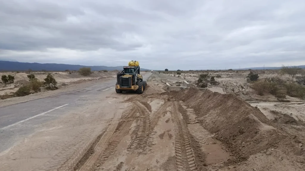 Trabajadores realizando tareas de pavimentación en rutas sanjuaninas.