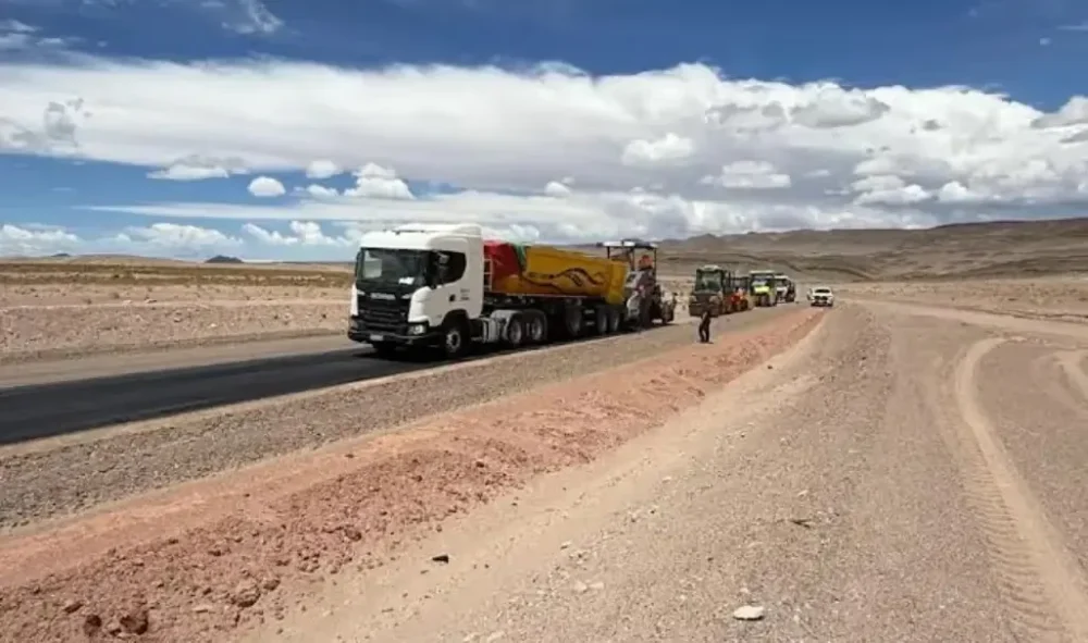 camiones al costado de la ruta