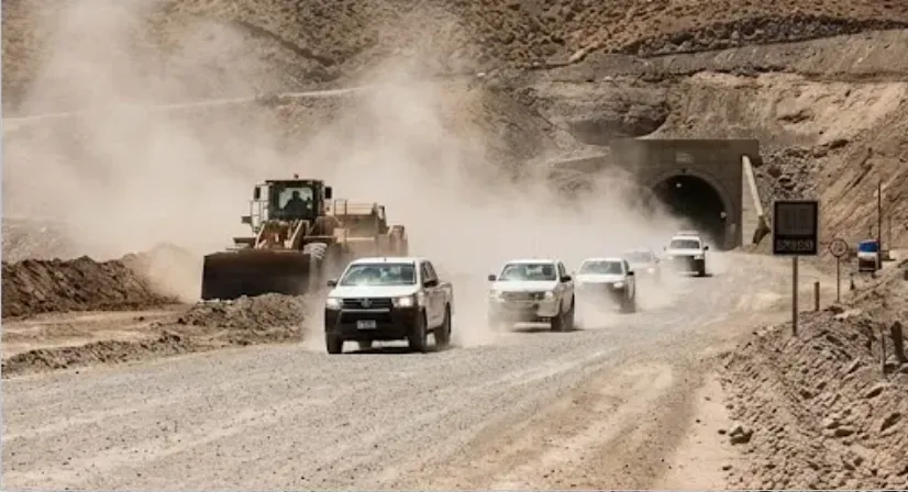 Seguridad vial logística minera en caminos de ripio con nubes de polvo y camionetas. Imagen ilustrativa de Acero y Roca.