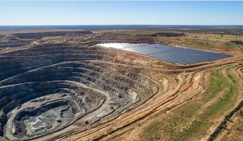 Imagen de ACERO Y ROCA La integración de energías renovables en antiguas cortas mineras es clave para reducir costes operativos y emisiones. Imagen ilustrativa de Acero y Roca.