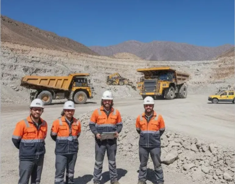 Técnicos de la DEAM realizando tareas de eficiencia ambiental minera San Juan en territorio. Imagen ilustrativa de Acero y Roca.
