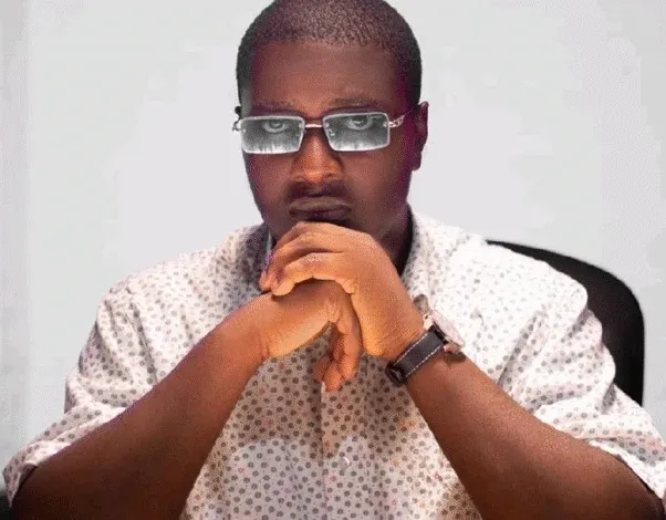 Retrato de Yaw Kissi, especialista en economía política de los recursos.