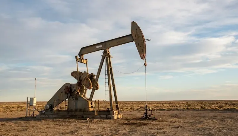 Operación de recuperación secundaria en yacimiento maduro para optimizar noticias de minería y petróleo. Imagen ilustrativa de Acero y Roca.