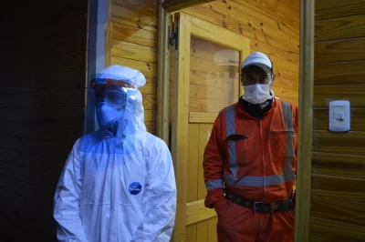 Trabajadores de Gualcamayo con equipo de protección personal durante la pandemia.