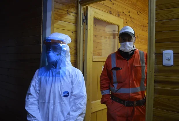 Trabajadores de Gualcamayo con equipo de protección personal durante la pandemia.