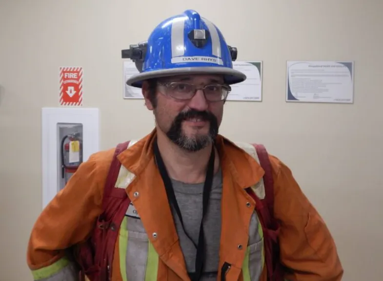 David Rhys geólogo estructural consultor en San Juan.