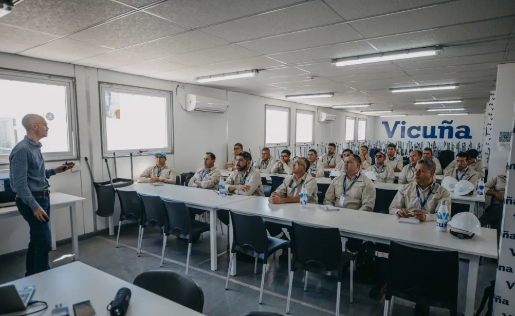 Vicuña incorporó a sus primeros 60 operadores de maquinaria pesada, un hito clave para el desarrollo de trabajos tempranos. El grupo, compuesto mayoritariamente por trabajadores de Iglesia, Jáchal y Guandacol, comenzó su etapa de inducción y entrenamiento.