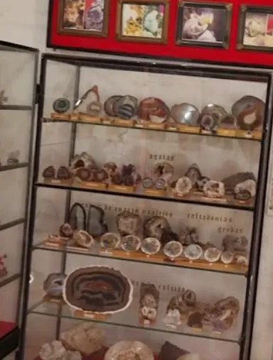 Vitrinas con minerales de distintas etapas.