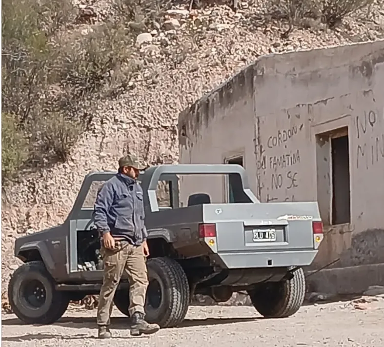 Camioneta 4x4 equipada para minería transitando un camino sinuoso en Famatina. Acero y Roca