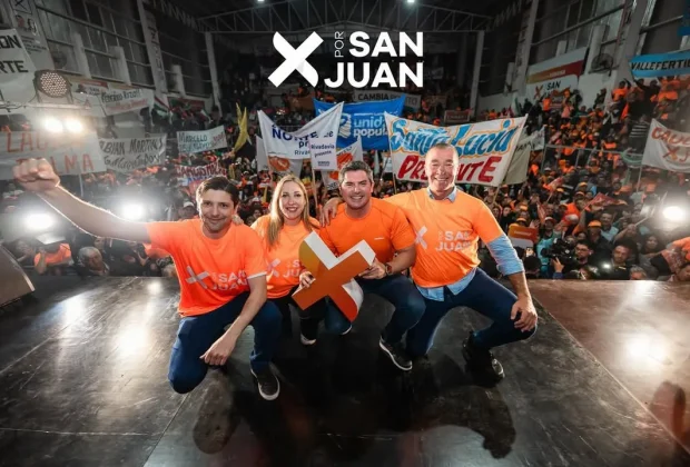 Candidatos políticos en una foto posando en un escenarios